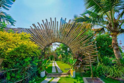 Taman di luar The Lazy Cabanas