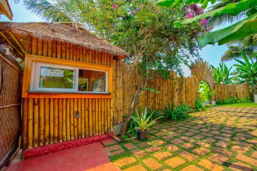Taman di luar The Lazy Cabanas