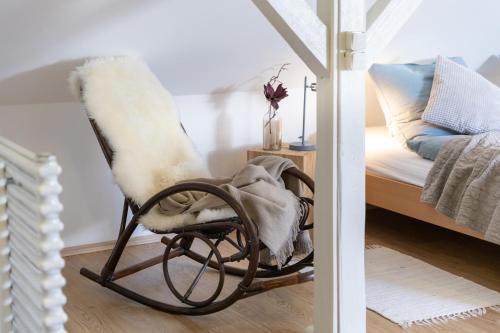 una habitación con una mecedora con una cama en Ferienappartement Hennen, en Konz