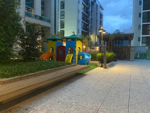 ein Spielplatz in einem Park in einer Stadt in der Unterkunft Vista Park Sul in Brasilia