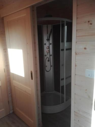 - une salle de bains pourvue d'une porte en verre dans l'établissement Chalet charmant avec piscine partagée à Eymet, à Eymet