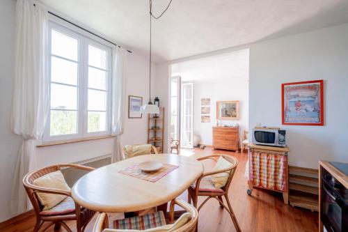 une salle à manger avec une table et des chaises dans l'établissement Bel appartement vue mer pour 4, à Soulac-sur-Mer