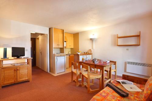 un salon avec une cuisine et une salle à manger dans l'établissement Les Balcons Du Soleil, à Font-Romeu