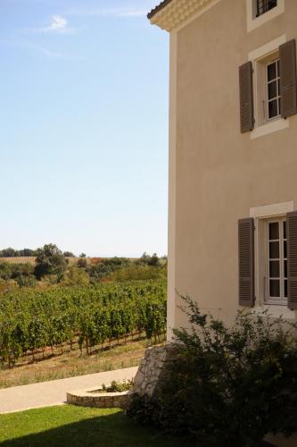 a building with a view of a vineyard at Garenne in Livron-sur-Drôme