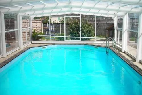 a swimming pool with a pergola and blue water at Studio douillet à Eymet, 20 m² avec piscine in Eymet
