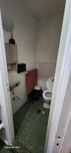 a dirty bathroom with a toilet and a sink at Hospedaje reconquista in La Porteña