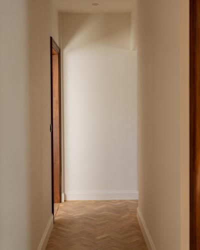 an empty room with a door and a wooden floor at Fleur de Pivoine in Sint-Martens-Latem