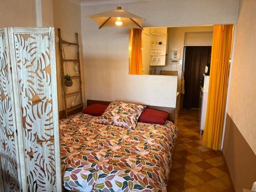 une chambre avec un lit dans une pièce dans l'établissement Studio vue mer proche port, à Sanary-sur-Mer