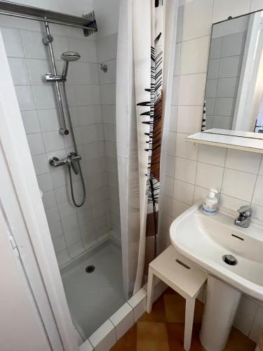 une salle de bain avec douche et lavabo dans l'établissement Studio vue mer proche port, à Sanary-sur-Mer