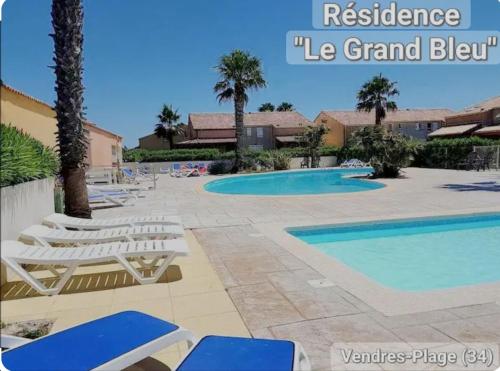 - une piscine bordée de chaises longues dans l'établissement Diste pavillon, à Vendres