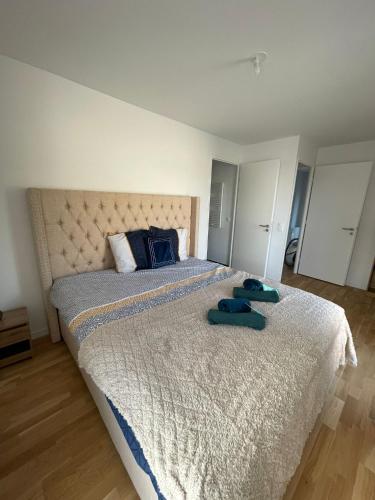 una camera da letto con un letto grande con due asciugamani sopra di 14th view Paris a Malakoff