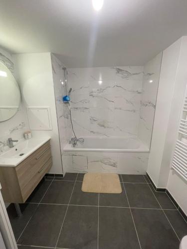 un bagno con doccia, vasca e lavandino di 14th view Paris a Malakoff