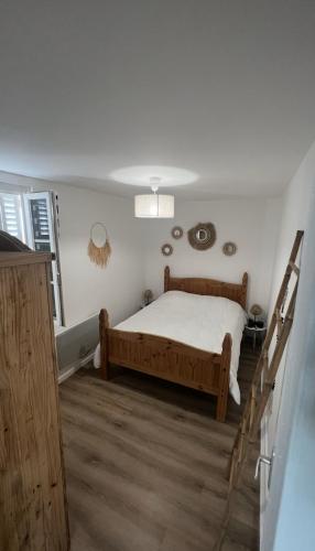 - une chambre avec un lit en bois et un escalier dans l'établissement Très bel et spacieux appartement 66m carré, à Angoulême