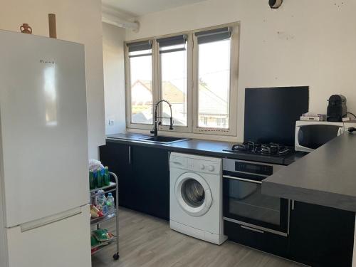 une cuisine avec une machine à laver et un évier dans l'établissement Apartment for rent in Le Blan-Mesnil, au Blanc-Mesnil