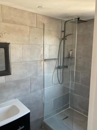 une salle de bain avec douche et lavabo dans l'établissement Apartment for rent in Le Blan-Mesnil, au Blanc-Mesnil