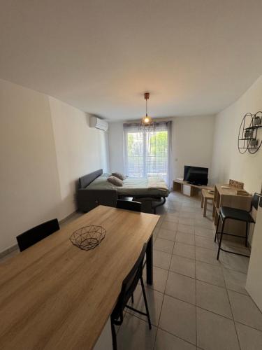 un salon avec une table et un canapé dans l'établissement Appartement T2 proche des calanques Sormiou et Morgiou, à Marseille