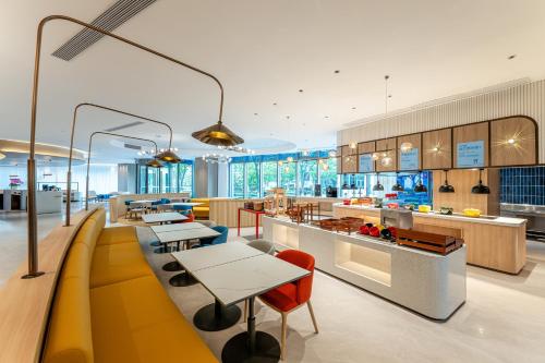 Ein Sitzbereich in der Unterkunft Holiday Inn Express Shanghai Hongqiao CBD by IHG