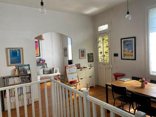 un salon avec une table et une salle à manger dans l'établissement VILLA GUILHEMERY LES ANNÉES 30 - Le jardin enchanté, à Toulouse