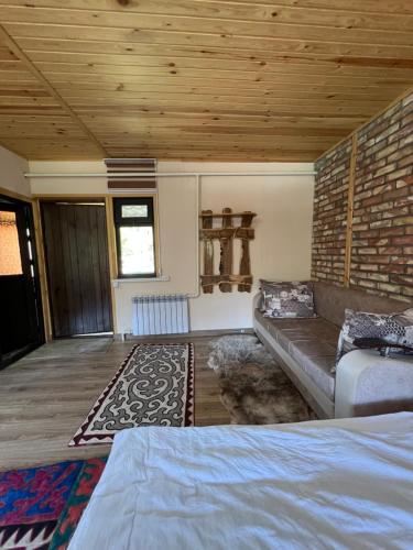 Postel nebo postele na pokoji v ubytování Taberik Ethno Resort