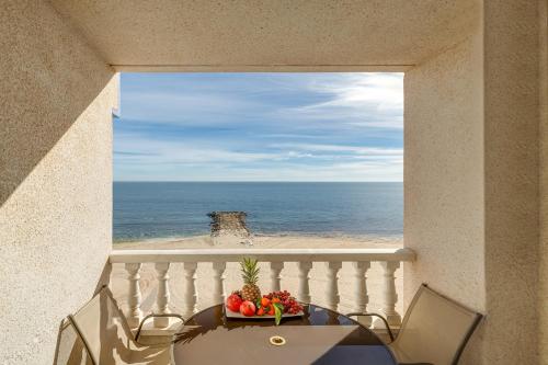 Beachfront apartment, sea view, pool, close to bars and restaurants