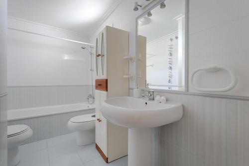 Beachfront apartment, sea view, pool, close to bars and restaurants
