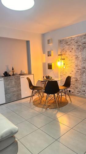 une cuisine avec une table et des chaises dans une pièce dans l'établissement Appartement situé en ville, à Ajaccio