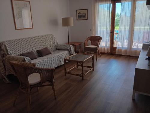 een woonkamer met een bank, een tafel en stoelen bij Apartamento en Llafranc Costa Brava in Llafranc