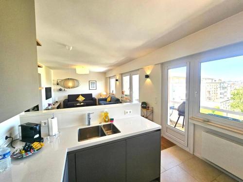 Η κουζίνα ή μικρή κουζίνα στο Comfort 2BR Executive Flat with Terrace&patking-BON47