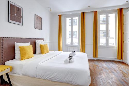 - une chambre avec un grand lit et un appareil photo dans l'établissement Chic Terrasse a 5min des Champs-Elysees with AC, à Paris