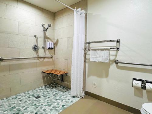 a bathroom with a shower and a toilet at The Hills Inn Eagle Rock - Near Old Town Pasadena in Los Angeles