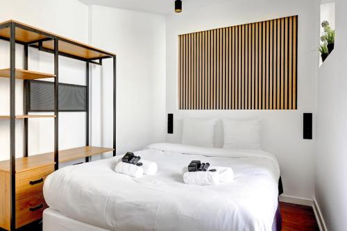 une chambre avec deux lits avec des serviettes dessus dans l'établissement Studio Neuf et Climatise sur les Champs Elysees, à Paris