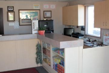 uma cozinha com um balcão e um frigorífico em Kingsway Inn em Thunder Bay