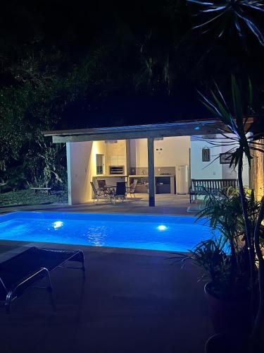 Bazén v ubytování Lagoa Flat House - Praia do Rosa - 300 metros da Surfland nebo v jeho okolí