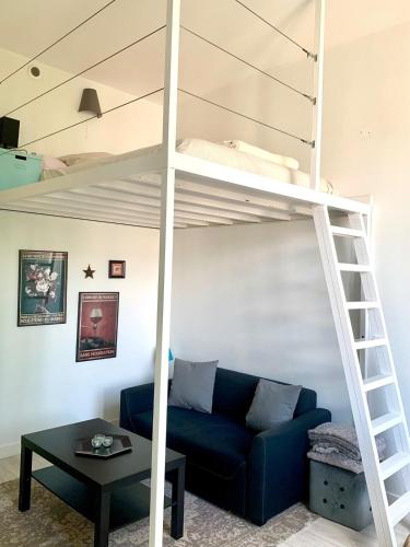 - un salon avec un canapé bleu et des lits superposés dans l'établissement Independent studio fully equipped Lyon-Villeurbanne, à Villeurbanne