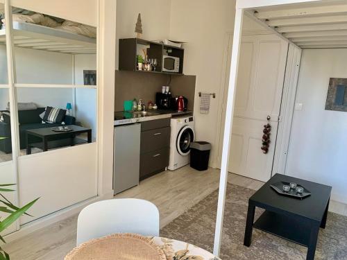 Il comprend un salon avec une cuisine et un lave-linge. dans l'établissement Independent studio fully equipped Lyon-Villeurbanne, à Villeurbanne