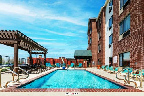 a swimming pool in front of a building at TownePlace Suites by Marriott Tulsa Broken Arrow in Broken Arrow