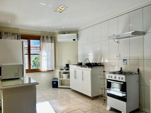 Η κουζίνα ή μικρή κουζίνα στο Apartamento no centro de Gramado