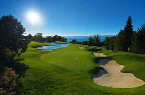 - une vue sur le parcours de golf dans l'établissement Vintage avec parking face aux thermes, à Évian-les-Bains