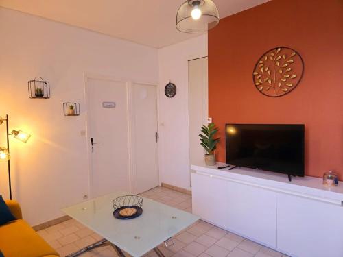 TV a/nebo společenská místnost v ubytování La Petite Corderie Calme, Parking Gratuit