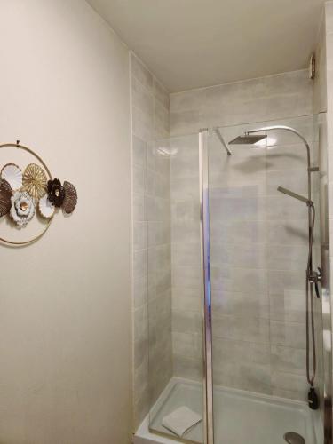 une salle de bain avec une douche, des toilettes et un lavabo dans l'établissement La Petite Corderie Calme, Parking Gratuit, à Blois