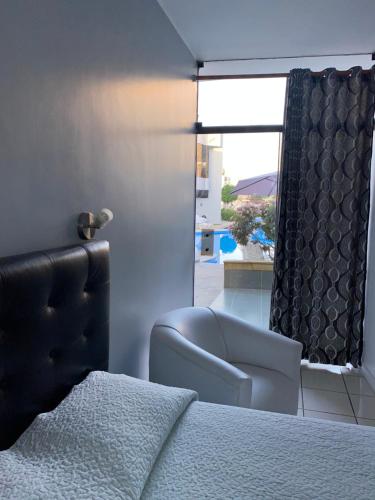 Una cama o camas en una habitación de Embassy Beach