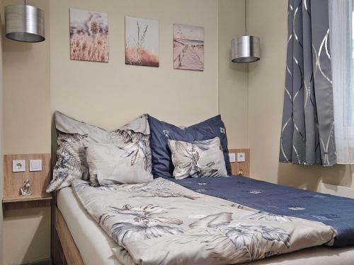Posteľ alebo postele v izbe v ubytovaní Bowery Guest Houses - Árnyas vendégházak