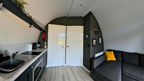 Newmore Highland Pods with Hot Tubs on NC500にあるキッチンまたは簡易キッチン
