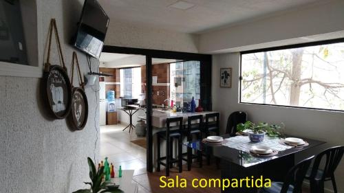 Una televisión o centro de entretenimiento en AP 411- Apart OH