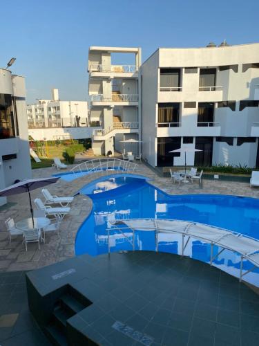 La alberca dentro o cerca de Embassy Beach