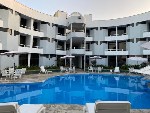 La alberca dentro o cerca de Embassy Beach