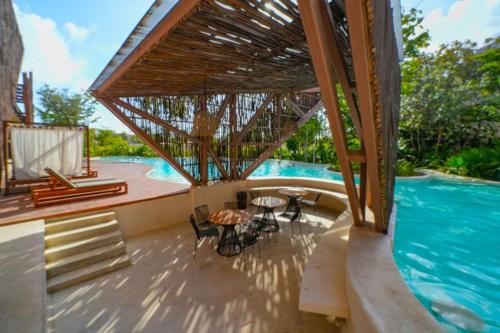 Bazén v ubytování ophelia luxury condo 1 bedroom nebo v jeho okolí