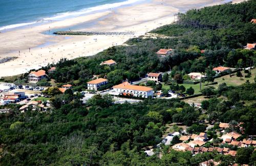 eine Luftansicht auf einen Strand und ein Resort in der Unterkunft Hotel des Pins in Soulac-sur-Mer
