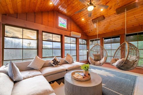 Χώρος καθιστικού στο Luxury! Views, Hottub, Theater, Game Room, Private