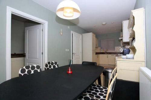 ピーターバラにあるModern Escape with Hot Tub 4 Car Parkingのギャラリーの写真